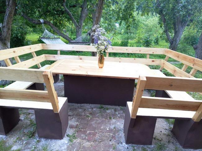 Ako si zhotoviť štýlové záhradné stolovanie pre viac ľudí?
