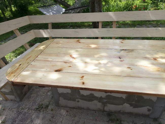 Ako si zhotoviť štýlové záhradné stolovanie pre viac ľudí?