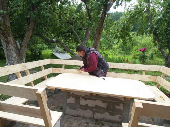 Ako si zhotoviť štýlové záhradné stolovanie pre viac ľudí?