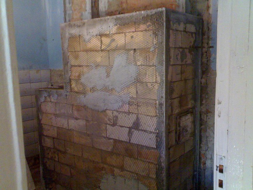 Omietanie starého krbu či pece pri rekonštrukcii