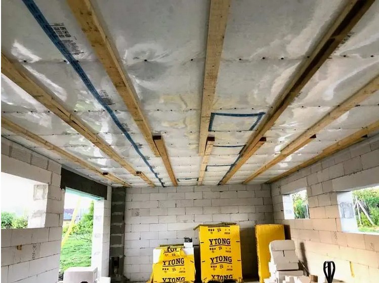 Fúkaná izolácia stropu plochej strechy väzníkovým krovom