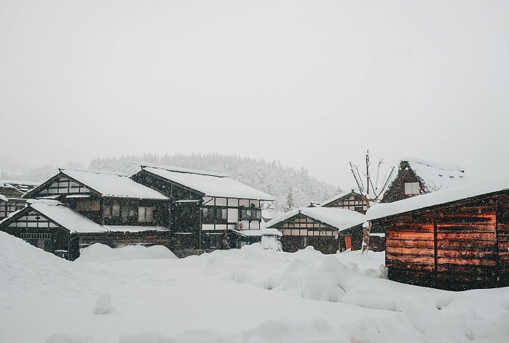 Ako ochrániť strechu pred poškodením snehom a ľadom?