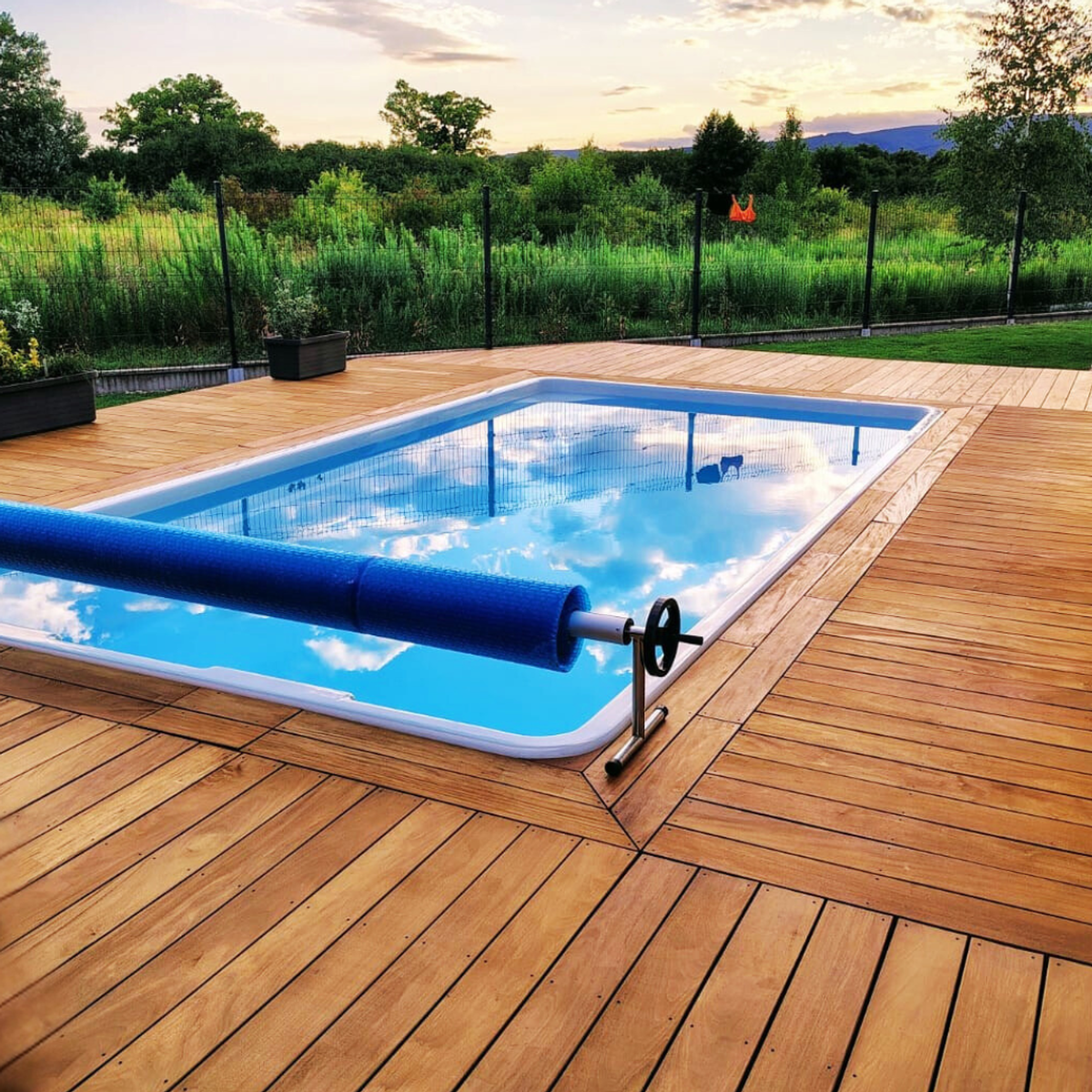 Terasové dosky Garapa okolo bazéna