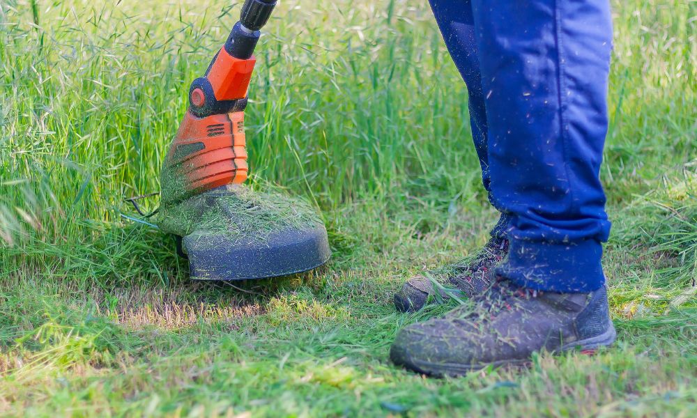 Ako správne používať vyžínač bez poškodenia trávnika